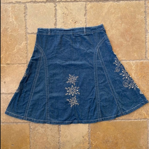 RARE Y2k knee length embroidered denim skirt - Picture 2 of 3